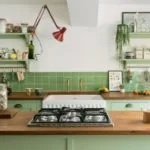 Cocina verde oliva con blanco y madera