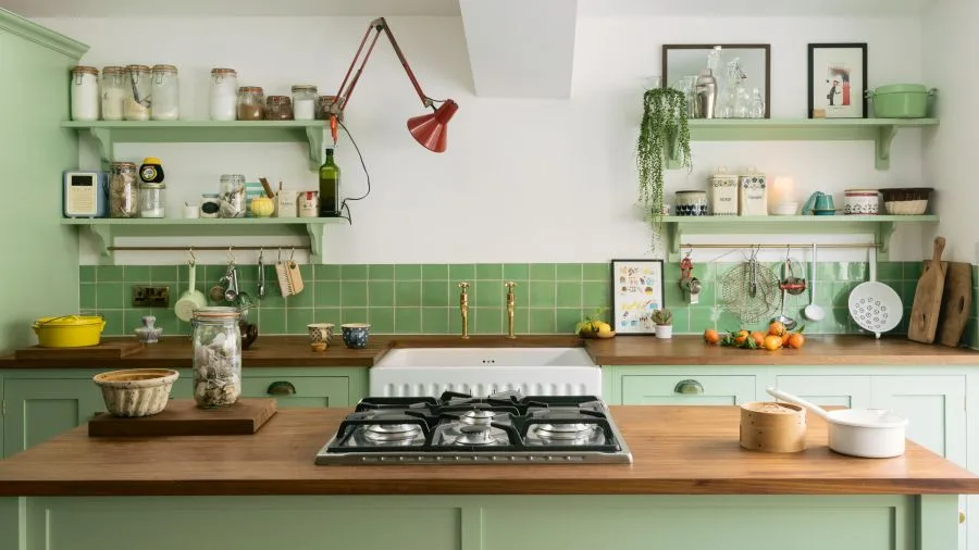 Cocina verde oliva con blanco y madera