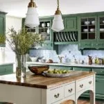 Cocina verde oliva con madera