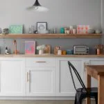 Cocina gris con madera y muebles blancos
