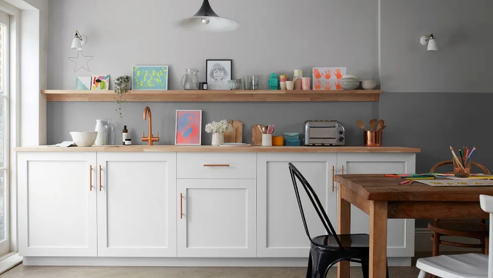 Cocina gris con madera y muebles blancos