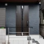 Puertas de metal acabado oscuro