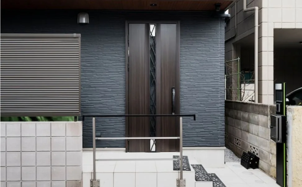 Puertas de metal acabado oscuro