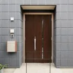 Puerta metálica moderna