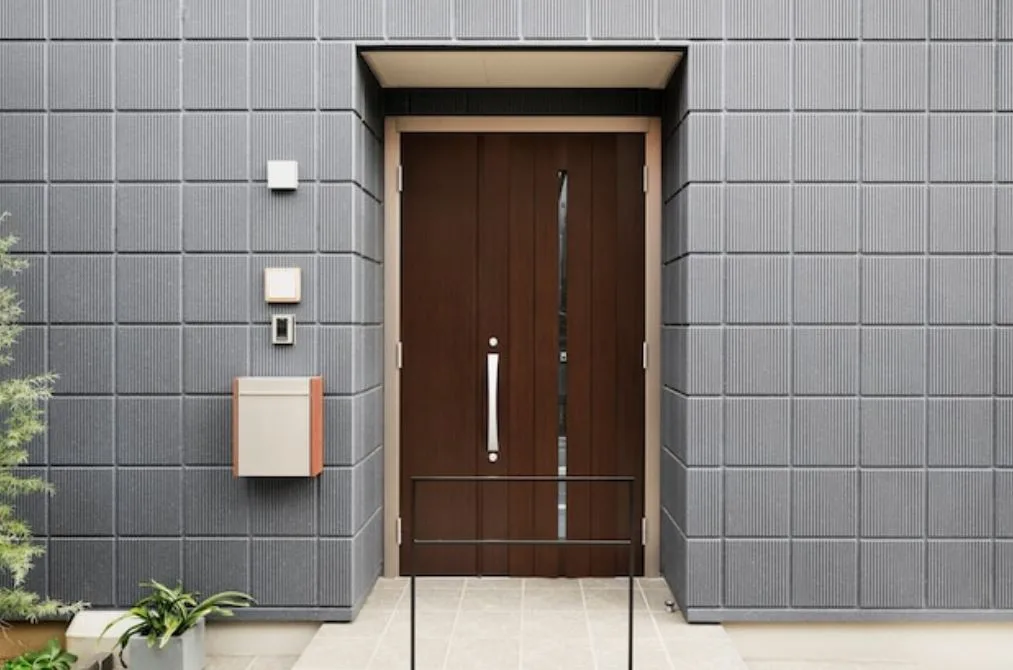 Puerta metálica moderna