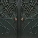 Puerta metálica con adonros