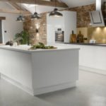 Cocina moderna blanca paredes rústicas