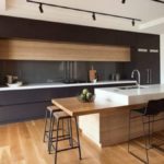 Cocina moderna madera clara con muebles oscuros