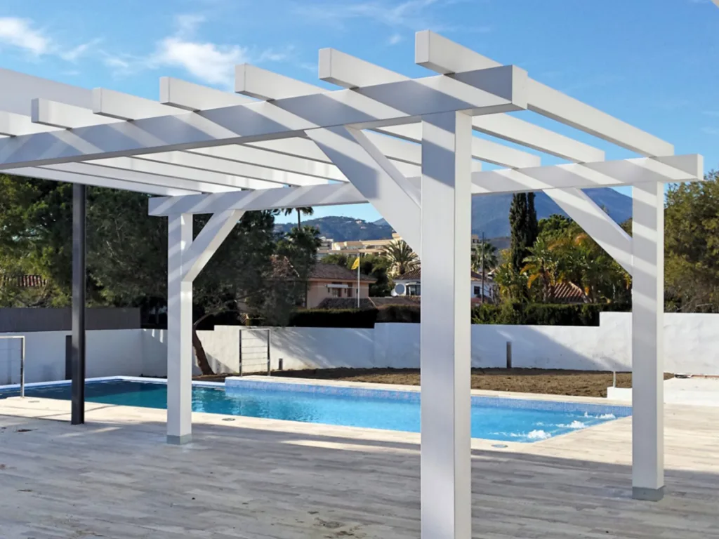 Pérgola de madera en blanco