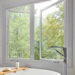Ventana abatible de un cuarto de baño de diseño