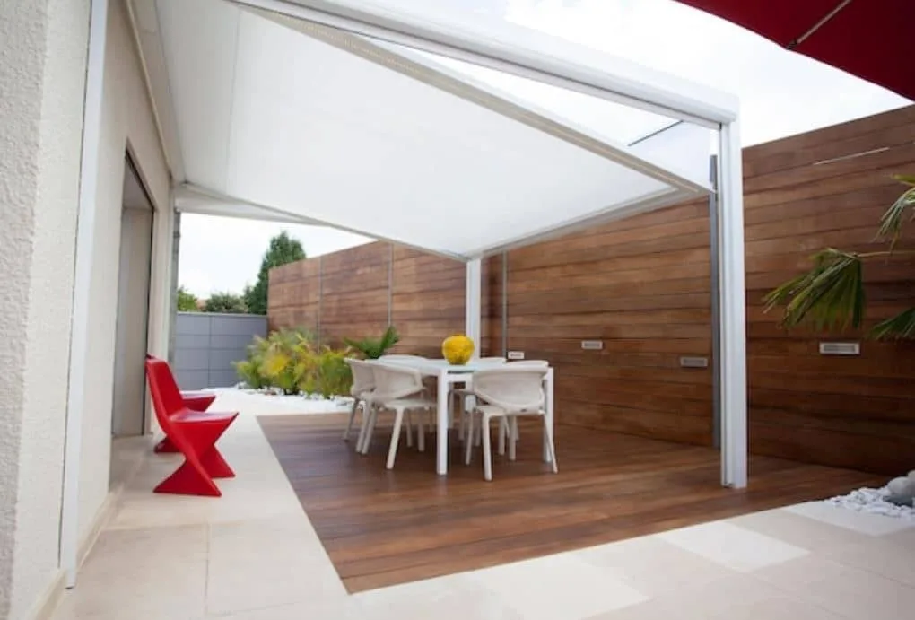 Pérgola de metal en blanco
