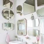 Decorar la pared del baño con espejos