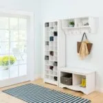 Zapatero blanco con pared celeste