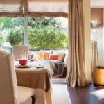 Cortinas largas para ventanas modernas en beis