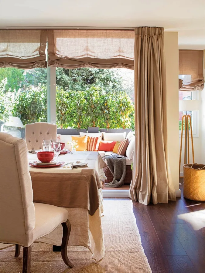 Cortinas largas para ventanas modernas en beis