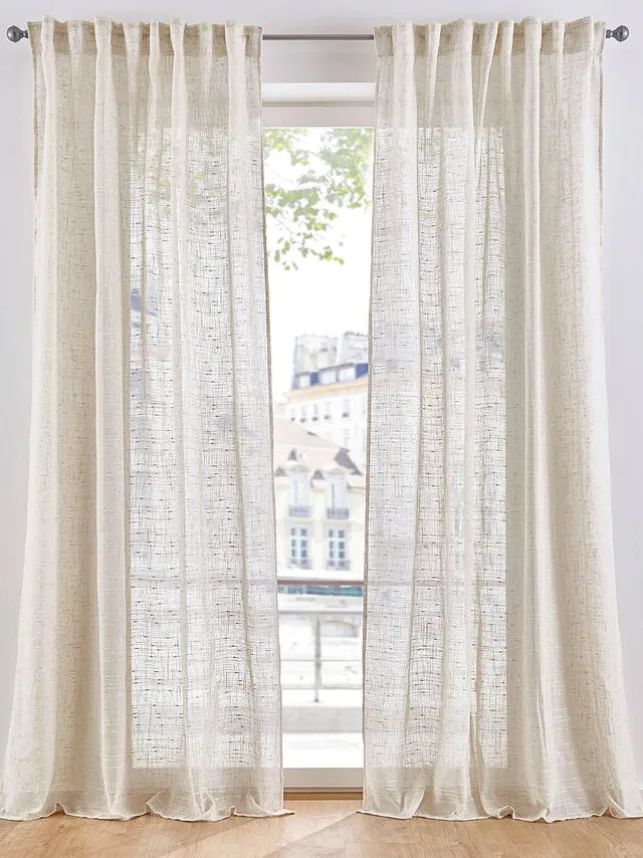 Cortinas largas para ventanas modernas en beis