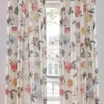Cortina moderna con estampado de flores