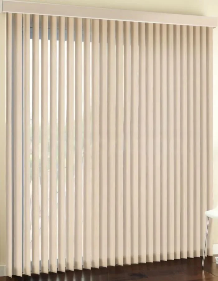 cortinas persianas verticales largas y blancas