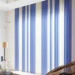 cortinas de persianas verticales azules y blancas