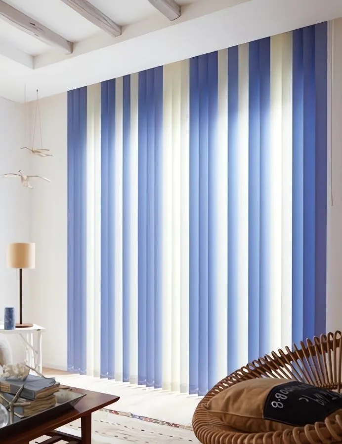 cortinas de persianas verticales azules y blancas