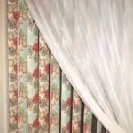 cortina de persianas verticales con cortina convencional