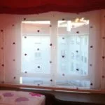 cortinas semitransparentes rojas