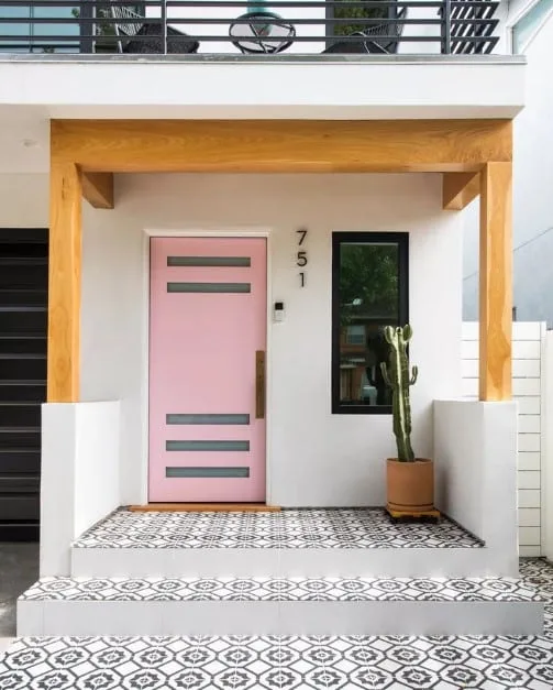 porche con azulejos y varios colores