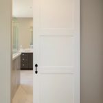 puerta corredera de madera blanca para entrada de baño