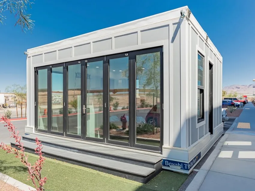 casa con ventanales de vidrio y techo plano