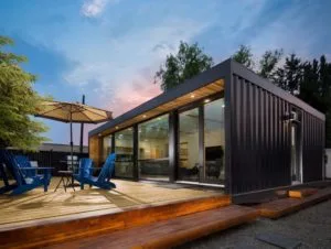 casa pequeña con container acristalada