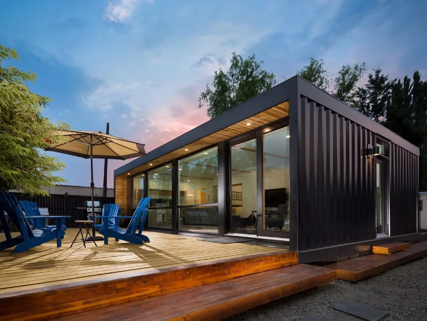 casa pequeña con container acristalada