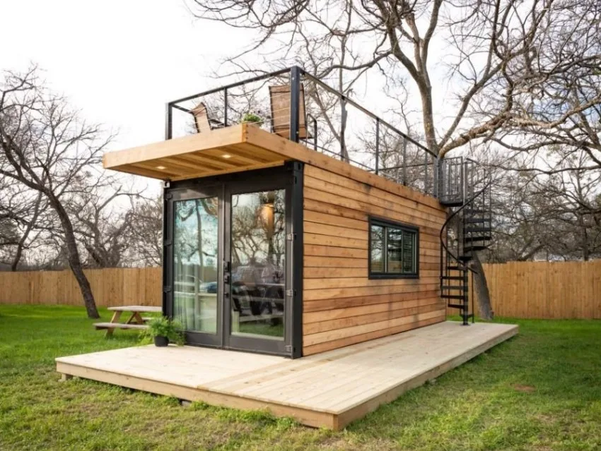 casa container pequeña con revestimiento de madera