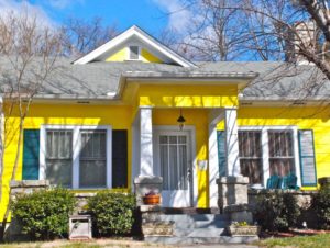 casa pequeña amarilla