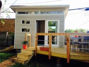 casa pequeña moderna con estar externo en madera