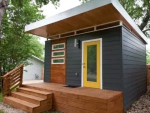 casa pequeña moderna con varios tipos de madera