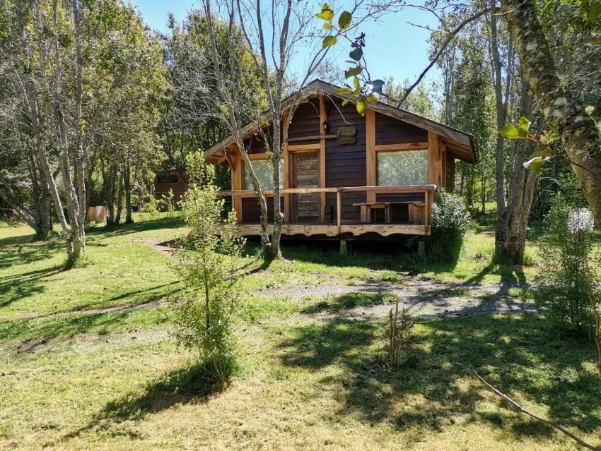 casa pequeña rústica con paredes de troncos