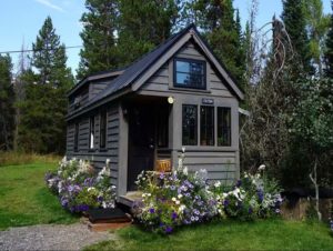 casa pequeña rústica gris con jardín