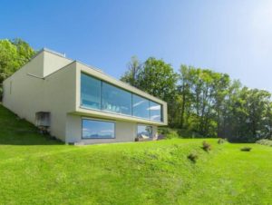 ventana moderna panorámica en casa contemporánea