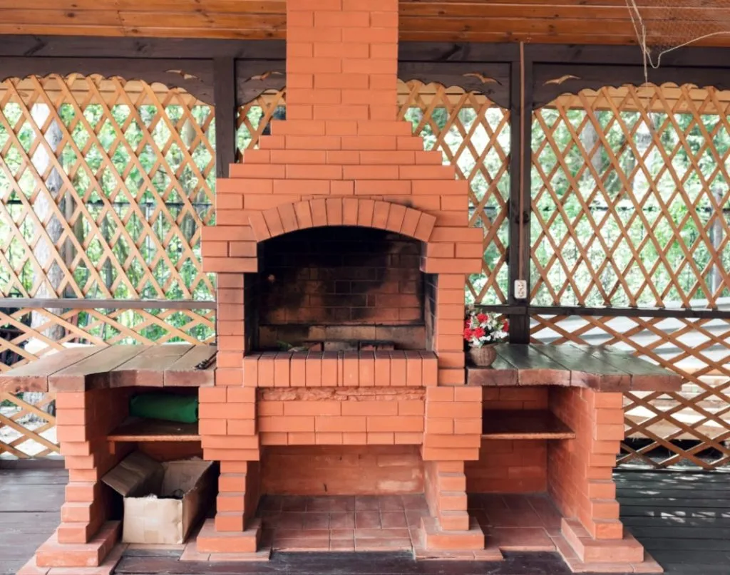 Asador con chimenea de ladrillo
