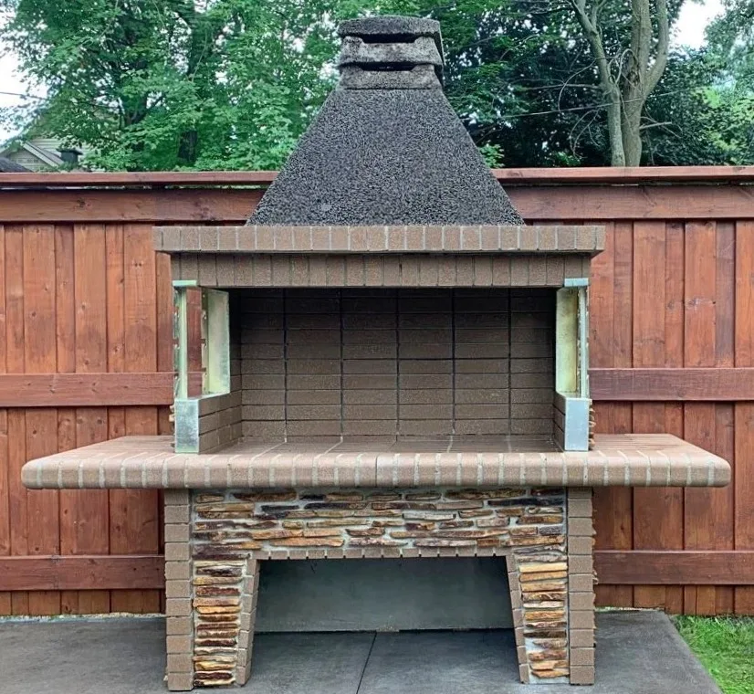 Asador con chimenea de ladrillo y azulejo moderno