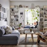 Decorar sala con librería creando un espacio relajado
