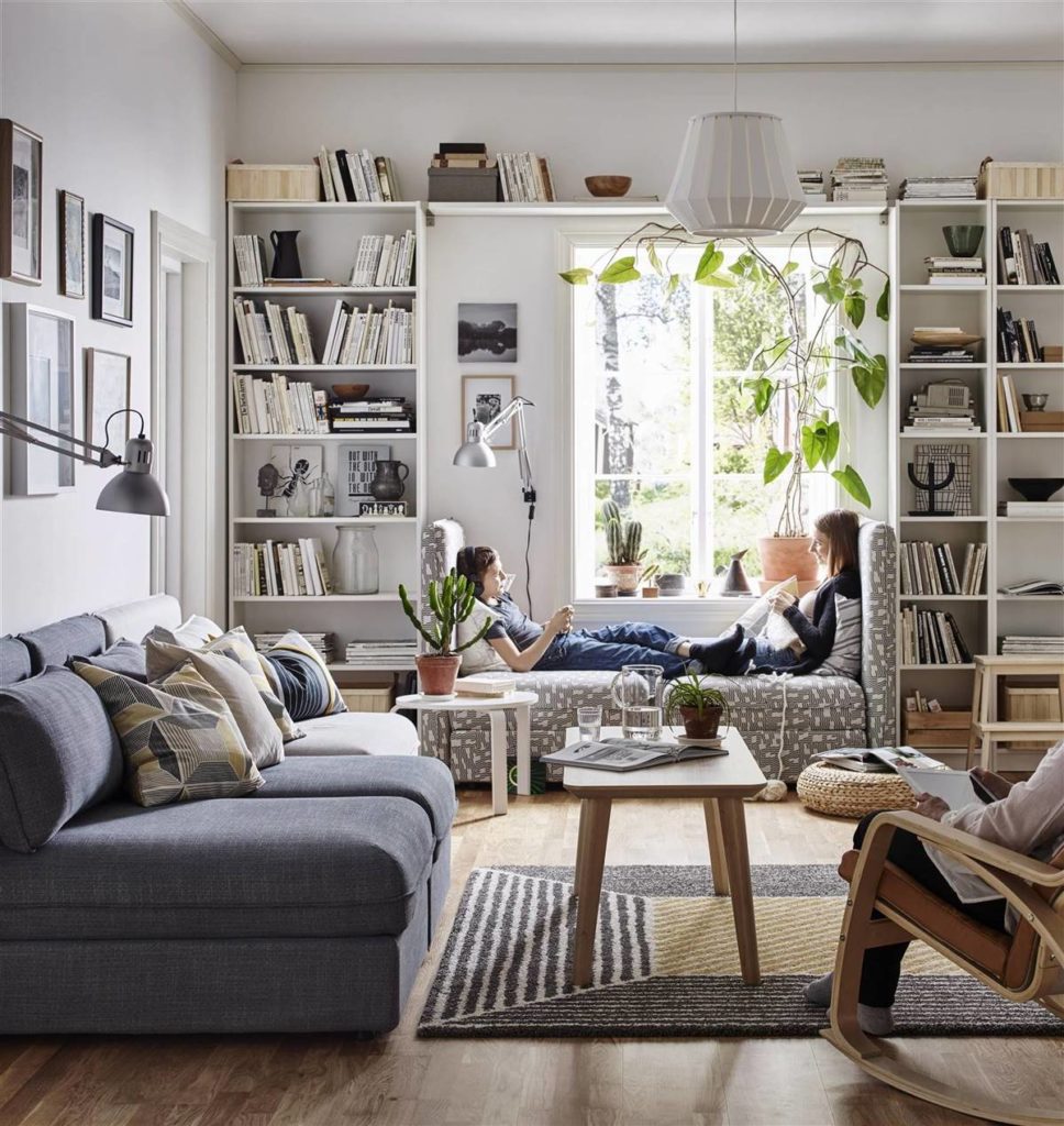 Decorar sala con librería creando un espacio relajado