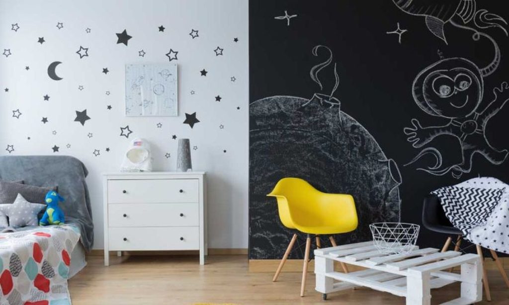 Dormitorio infantil pintura pizarra en la pared