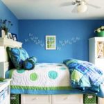 Dormitorio azul con mariposas blancas