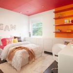 Dormitorio juvenil en blanco y naranja vibrantes