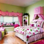 Dormitorio juvenil en verde con textiles en rosas