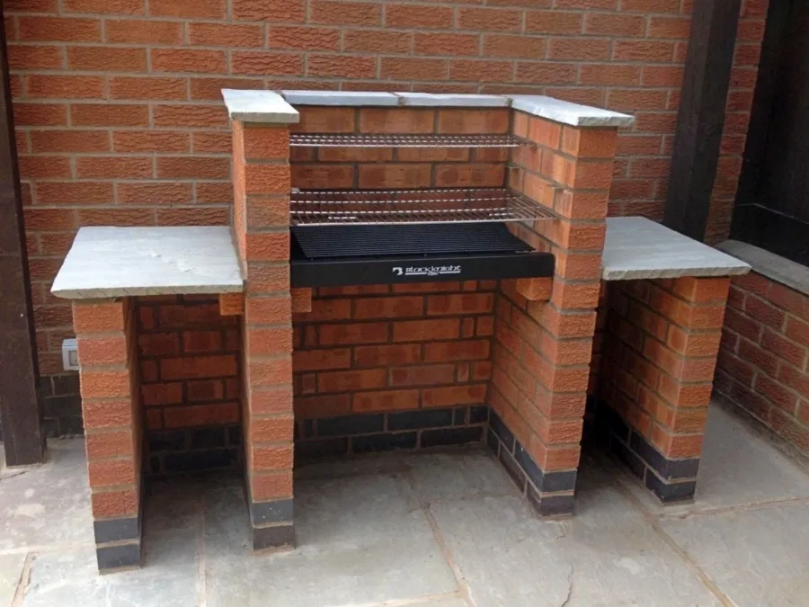 Idea de asador sencillo de ladrillo o brick con espacio de encimera