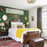Pared de dormitorio en verde con mucha decoración