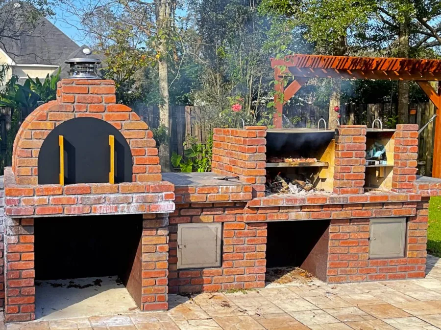 Patio con asador y horno de ladrillo