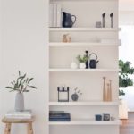 Recibidor paredes blancas y baldas Ikea